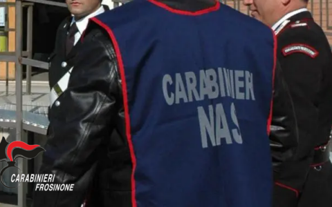 Sequestrati 60 quintali di carta plastificata per alimenti nello stabilimento abusivo