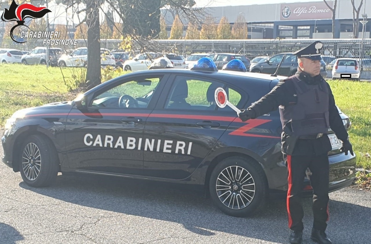 Auto in fiamme nel cortile, sorveglianza speciale per il fratello del proprietario di casa