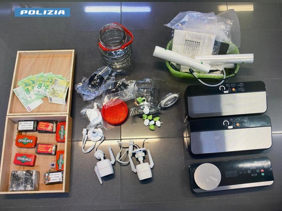 Quasi due chili di droga in casa, arrestato