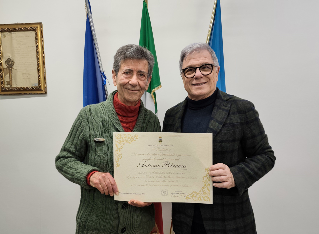 Attestato di merito ad Antonio Petrarca per l’artistico presepe sul “Salotto della Città”