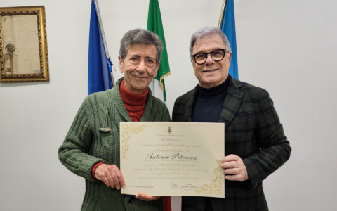 Attestato di merito ad Antonio Petrarca per l’artistico presepe sul “Salotto della Città”