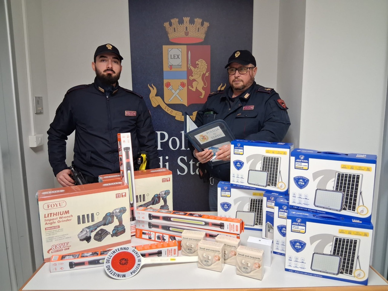 Auto piena di utensili e oggetti imballati, due denunce per ricettazione