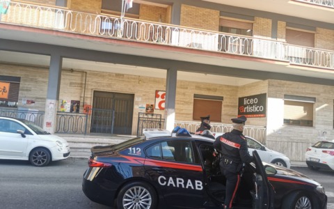 Studente accoltellato davanti al Liceo, identificato e denunciato l’autore: “E’ un minorenne”
