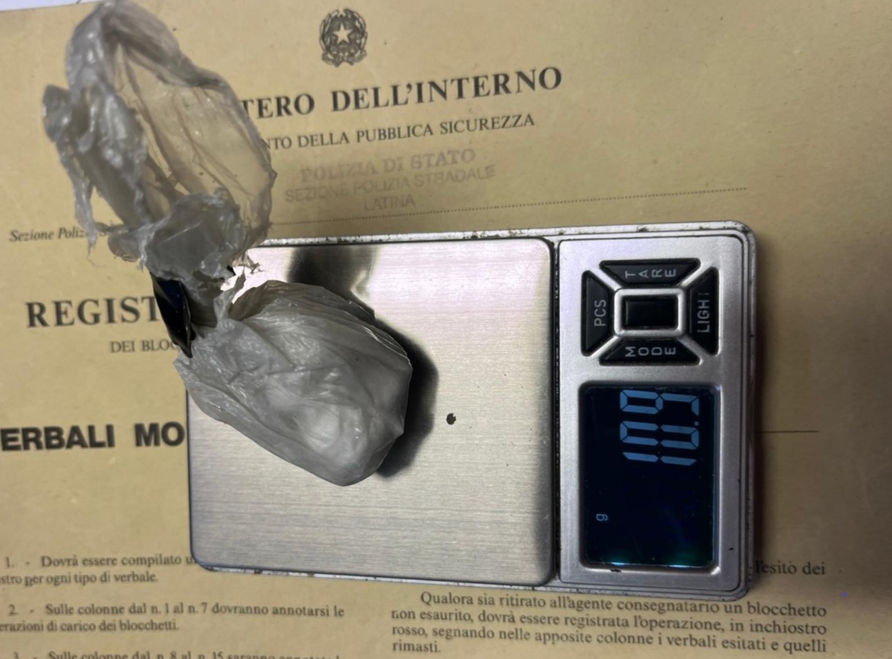 Coppia trovata in casa con cocaina, soldi e materiale per il confezionamento delle dosi