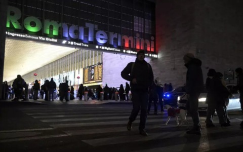 Fumo da cavo elettrico, stop a treni su 10 binari alla stazione Termini