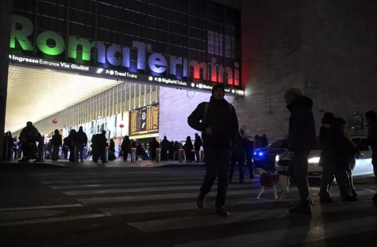 Fumo da cavo elettrico, stop a treni su 10 binari alla stazione Termini