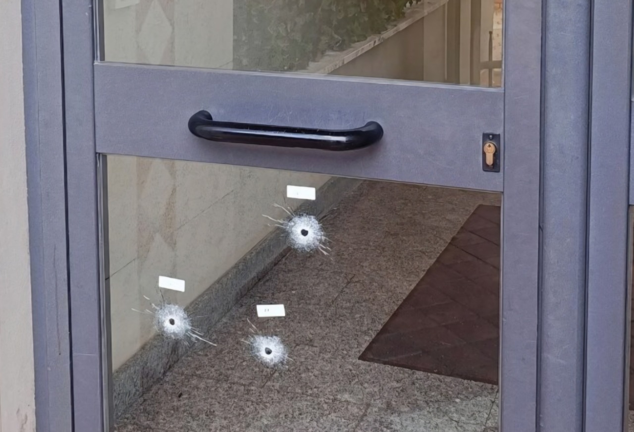 Colpi di pistola contro un’abitazione, indagano i Carabinieri