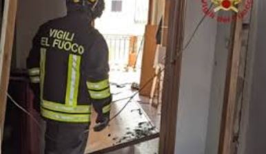 Esplode una bombola di gas in una palazzina, muore un uomo