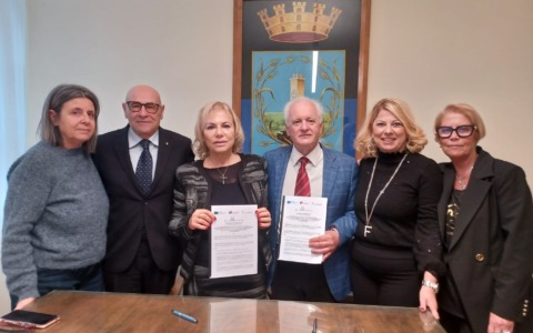 Alloggi per il “Dopo di noi” all’ex Albergo Pontino, i sindaci Celentano e Tombolillo siglano gli accordi di cooperazione