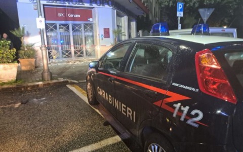 Colpo al bancomat, chiodi sull’asfalto per bloccare i carabinieri