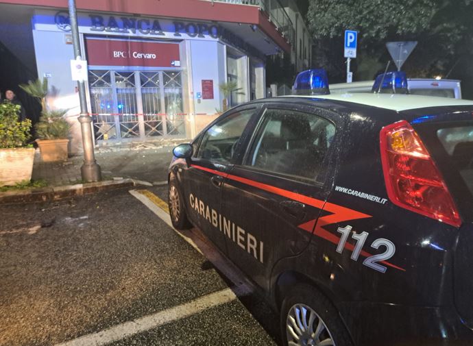 Colpo al bancomat, chiodi sull’asfalto per bloccare i carabinieri