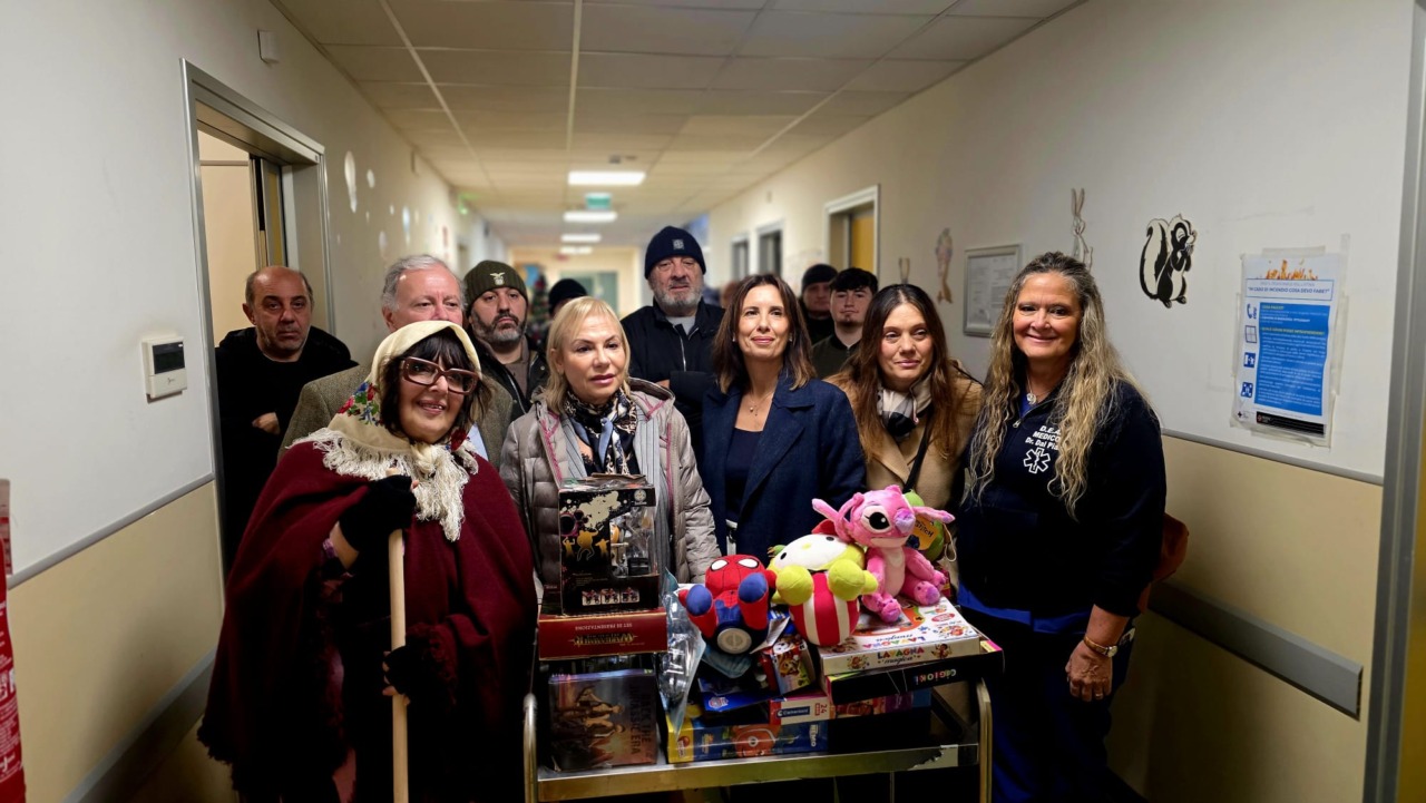 La Curva Nord della Lazio porta la Befana ai bambini del Goretti. LE INTERVISTE