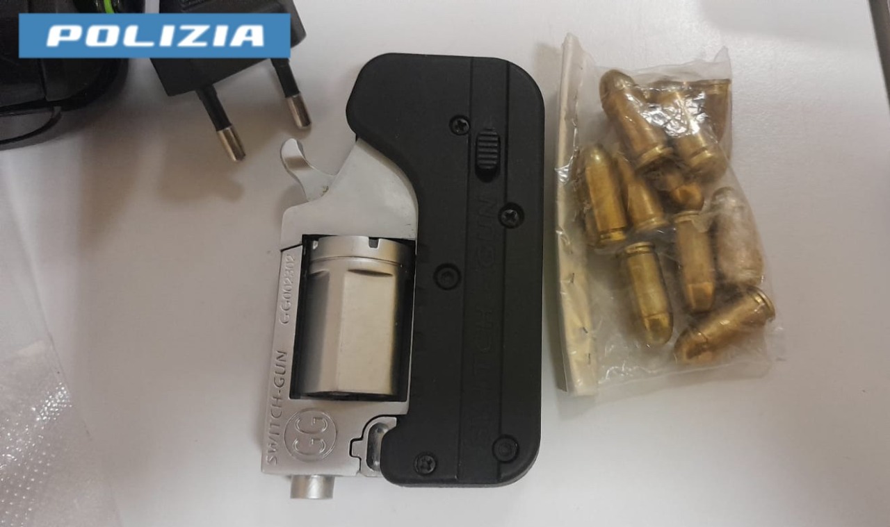 Pistole e droga, arrestati due diciottenni