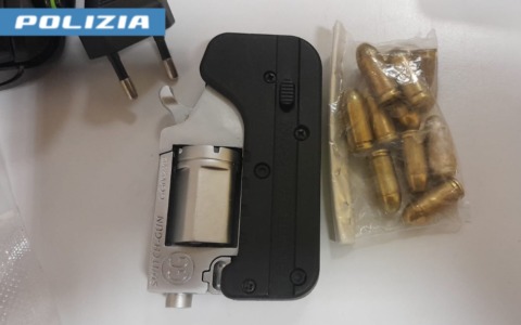 Pistole e droga, arrestati due diciottenni