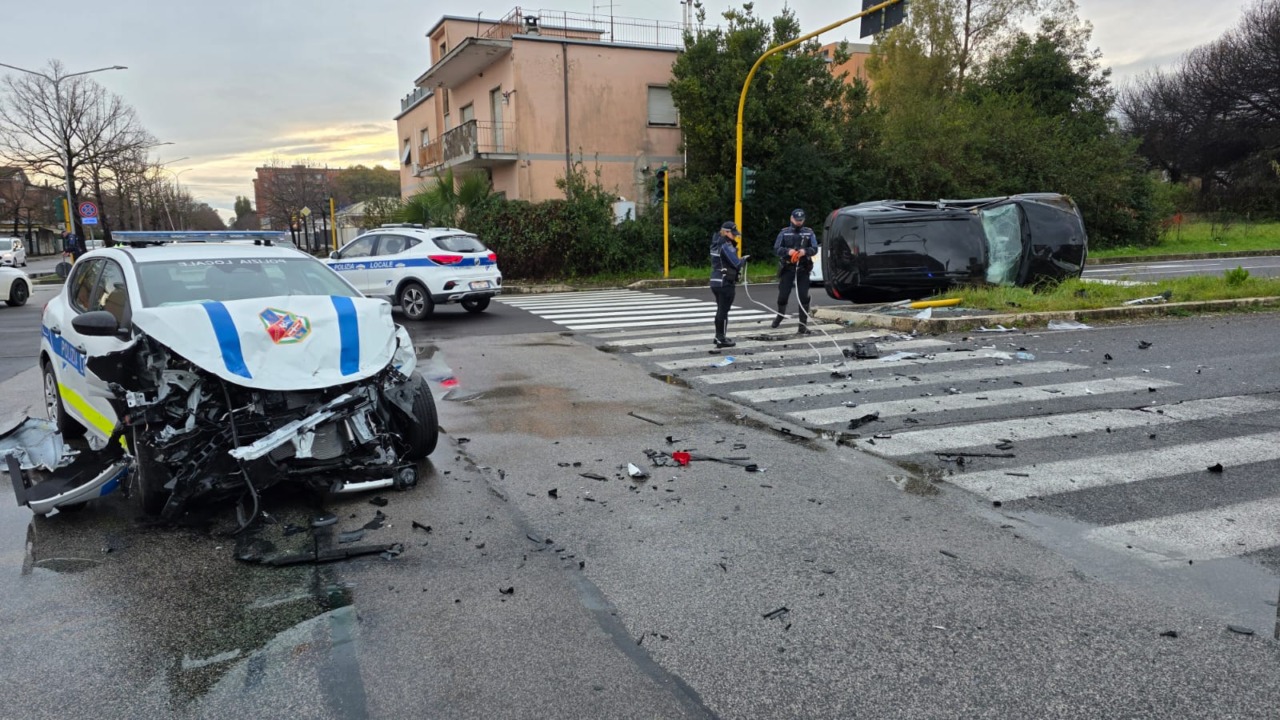 Grave incidente stradale, coinvolta una pattuglia della Polizia Locale: “Inseguivano uno scooter sospetto”