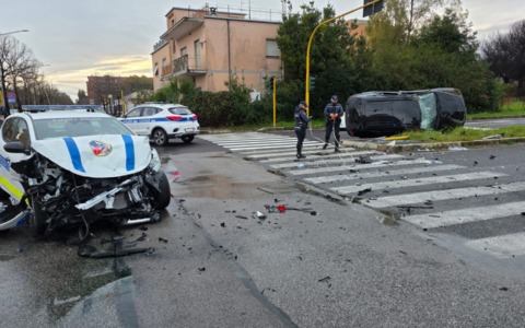 Scontro all’incrocio con la pattuglia della polizia locale, si e’ consegnato il giovane che era fuggito