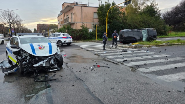 Grave incidente stradale, coinvolta una pattuglia della Polizia Locale: “Inseguivano uno scooter sospetto”