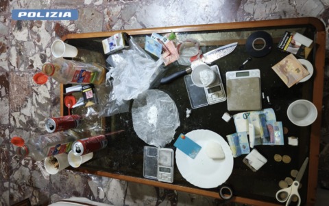 Aveva in casa cocaina e un ordigno artigianale, arrestato