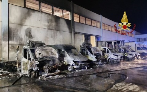 Incendio in un’azienda di generi alimentari, a fuoco nove furgoni