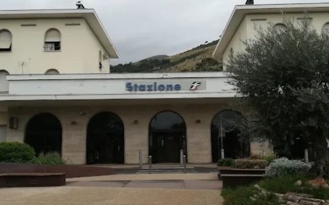 Ragazza accoltellata, stazione vietata per un anno alla donna che l’ha aggredita