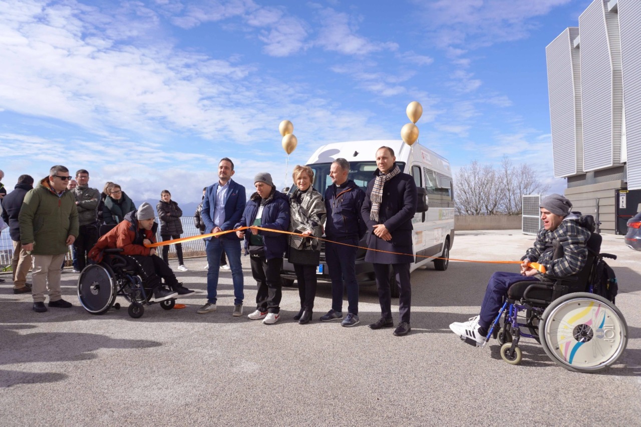 Consegna del mezzo “Sali a Bordo – in viaggio con l’inclusione” per il servizio di mobilità sociale della cooperativa Daconia