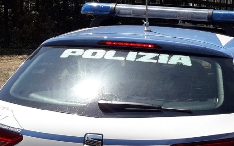 Minacce e ricatti sessuali sui social, arrestato un uomo