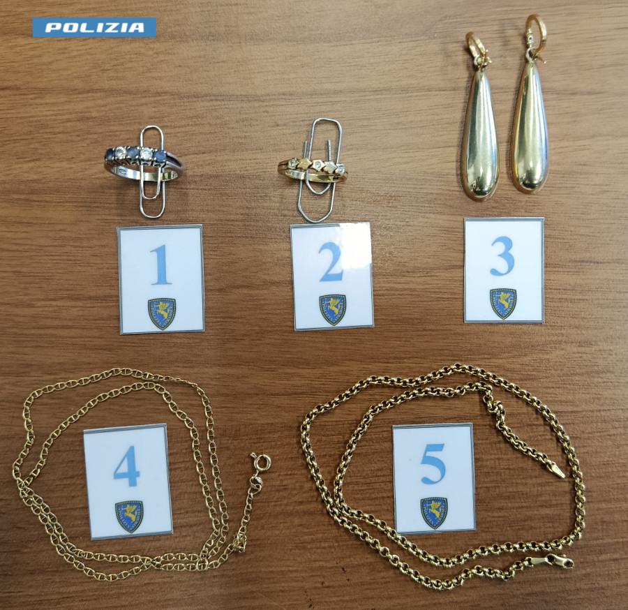 Fermato in autostrada con gioielli rubati a un’anziana