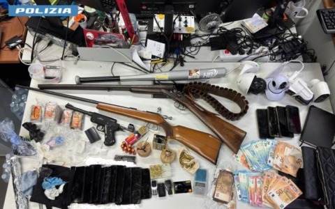 Droga e armi illegali, operazione della polizia. Un arresto e due denunce