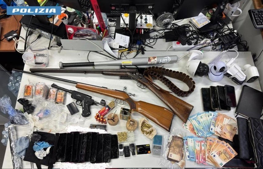 Droga e armi illegali, operazione della polizia. Un arresto e due denunce