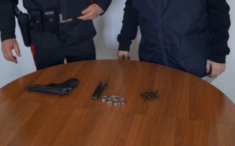 Meccanico minacciato per un lavoro fatto male, due denunce e un arresto per munizioni da guerra