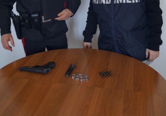 Meccanico minacciato per un lavoro fatto male, due denunce e un arresto per munizioni da guerra