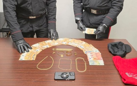 Si finge il comandante dei Carabinieri e truffa due donne, arrestato