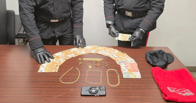 Si finge il comandante dei Carabinieri e truffa due donne, arrestato