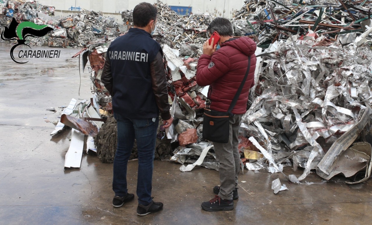 Vecchie auto e rifiuti speciali pericolosi sul fiume Liri, il sequestro