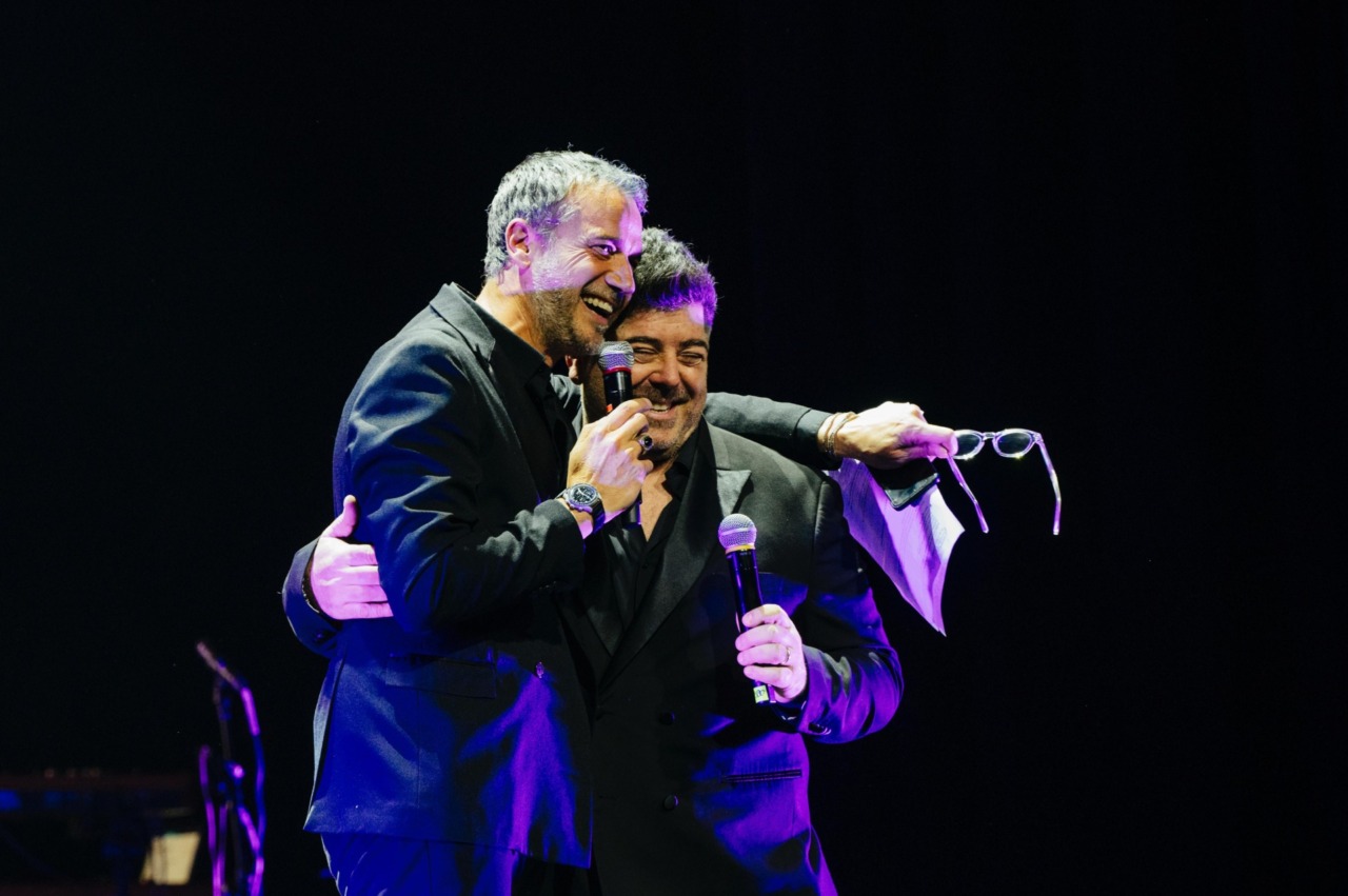 Bobbo conquista il D’Annunzio: teatro pieno, pubblico in piedi e debutto da applausi per “Semplice”