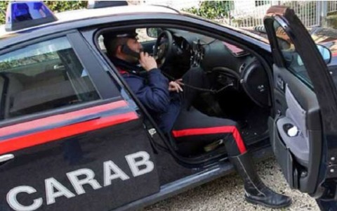 Gli ruba 2.000 euro e spinge la vittima durante l’inseguimento