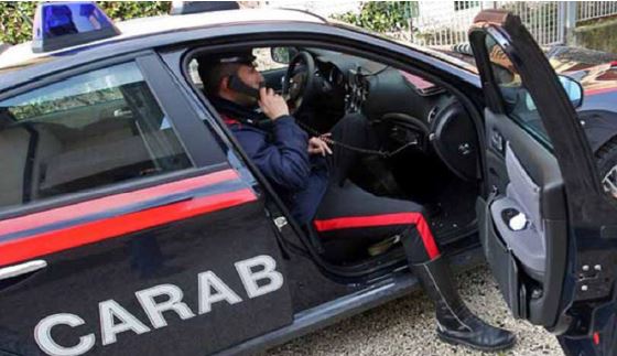 Gli ruba 2.000 euro e spinge la vittima durante l’inseguimento