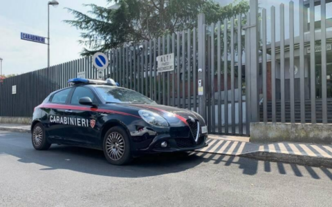 Rapinano una sala scommesse e investono i Carabinieri, arrestati due fratelli