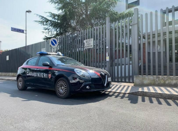 Rapinano una sala scommesse e investono i Carabinieri, arrestati due fratelli