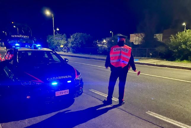 Coltello a serramanico in auto, denunciato 39enne dai carabinieri