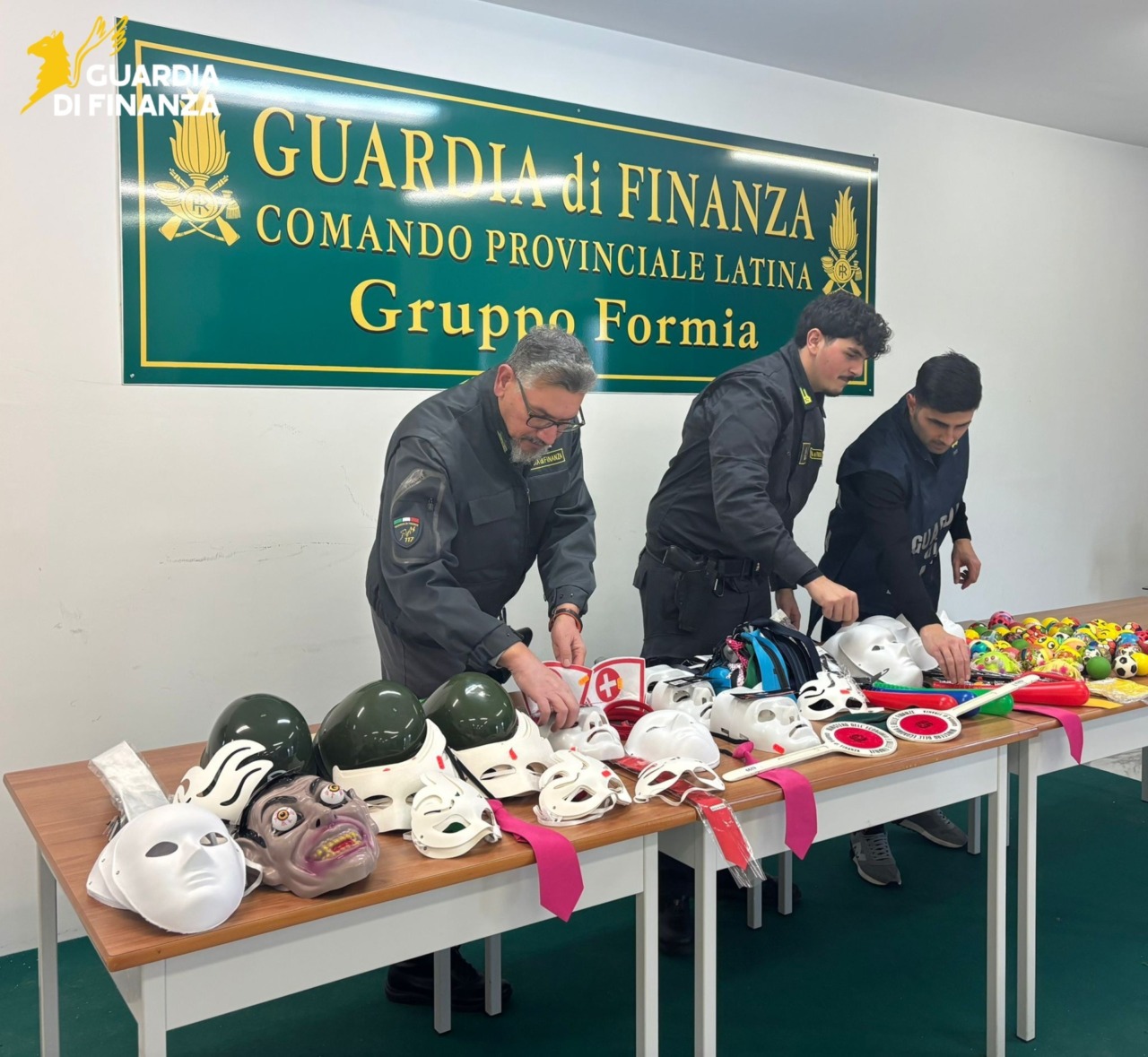 Maschere di Carnevale e decorazioni non a norma, sequestrati 250 articoli