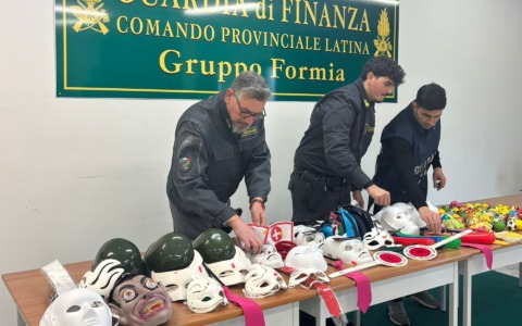 Maschere di Carnevale e decorazioni non a norma, sequestrati 250 articoli
