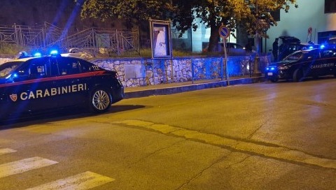 Alla guida di un’auto rubata e con arnesi da scasso, denunciato