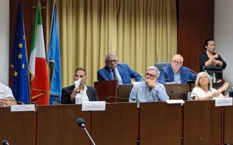 Inchiesta corruzione, l’opposizione contro il Sindaco: “E’ in piena crisi, si dimetta”