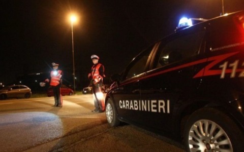 In auto con la droga ed un coltello, denunciato dai Carabinieri un uomo di 51 anni