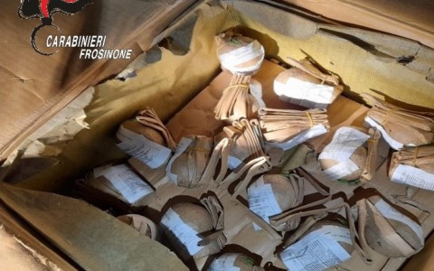 Esplode petardo in casa, grave un uomo di 52 anni. Trovato un arsenale pirotecnico artigianale