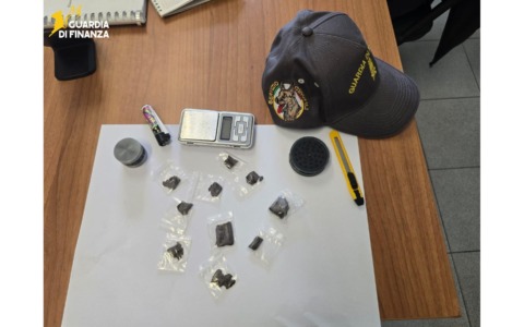 Sorpreso con dosi di hashish pronte allo spaccio, denunciato