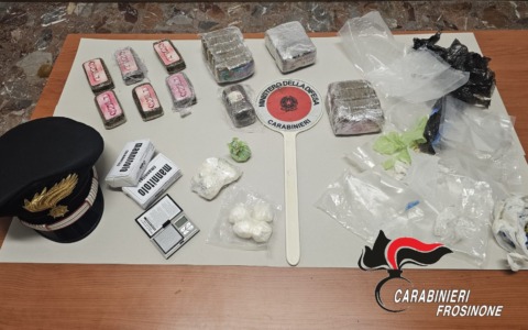 Sequestrati 22 panetti di hashish e oltre 120 grammi di cocaina: arrestato un 40enne