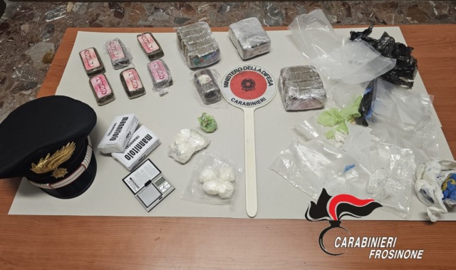 Sequestrati 22 panetti di hashish e oltre 120 grammi di cocaina: arrestato un 40enne
