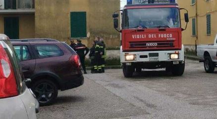 Bomba carta esplode e danneggia un’auto